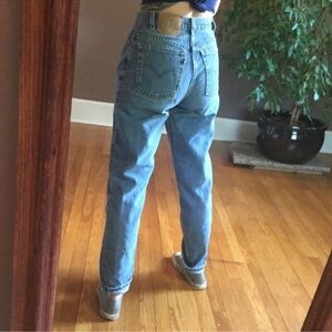 Vintage Levi’s 550 Relaxed Fit Women’s Levi’s 38 x 32 unisex. DISTRESSED